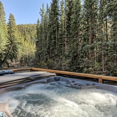 Cozy Creekside Getaway!