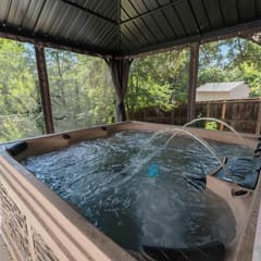 Spacious home with Game Room, Hot Tub & Sauna!