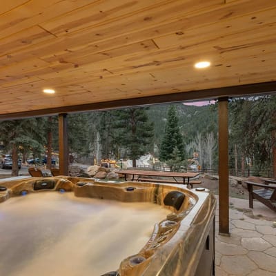 Cabin 12 - Spacious & Updated -Hot Tub & King Beds