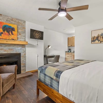Cabin15 - King bed! Hotel Style Unit