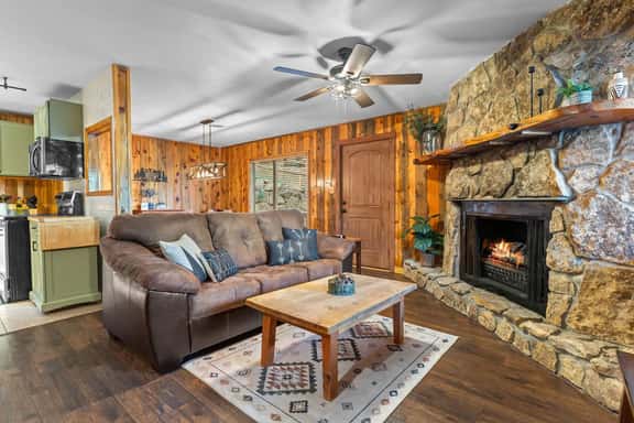 Cabin 20- King Cabin w Roku TV, Full Kitchen - Image 1