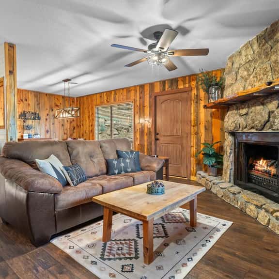 Cabin 20- King Cabin w Roku TV, Full Kitchen - Image 1