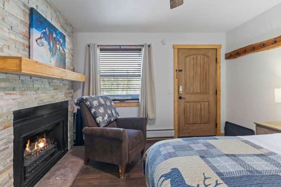 Cabin16 - King Bed, Kitchenette & Bath - Image 5