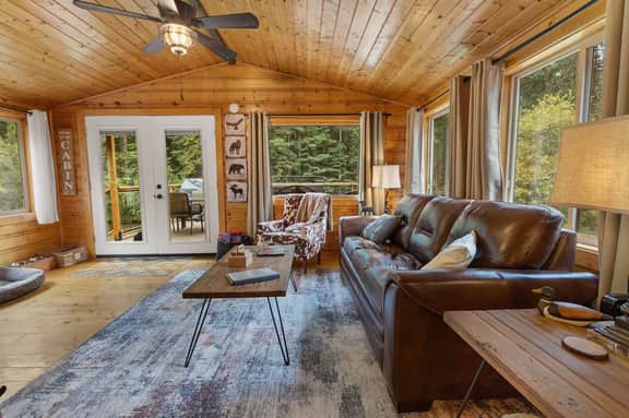 Cozy Creekside Getaway! - Image 4