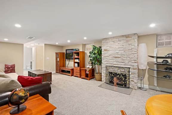 DU Haven- Hot Tub, Outdoor TV Lounge &3 Full Baths - Image 2