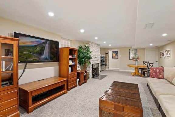 DU Haven- Hot Tub, Outdoor TV Lounge &3 Full Baths - Image 3