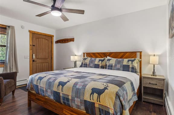 Cabin 19- King Studio! Gorgeous views! Hotel Style - Image 1